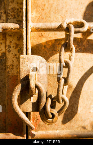 Metallkette Türschloss; Himachal Pradesh; Indien Stockfoto