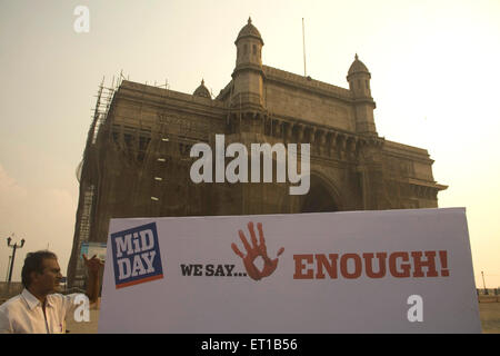 3. Dezember; Menschen in der Nähe von Gateway of India protestieren gegen Terroranschläge am 26. November 2008 in Bombay Stockfoto