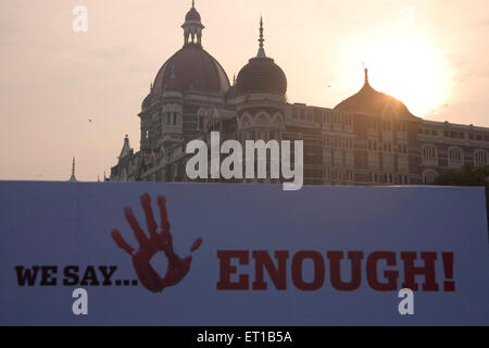 Sonnenuntergang hinter Taj Palace Hotel;  3. Dezember; Menschen protestieren gegen Terroranschläge am 26. November 2008 in Bombay Stockfoto