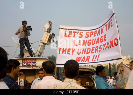 3. Dezember; Nachrichten Kanal Mal Kameramann Dach des OV van Abdeckung Menschen protestieren Terror Angriffe 26. November 2008 Bombay Stockfoto