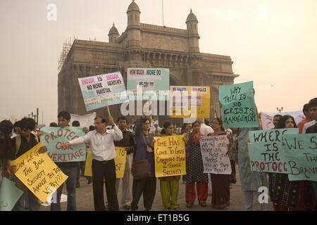 3. Dezember; Menschen in der Nähe von Gateway of India protestieren gegen Terroranschläge am 26. November 2008 in Bombay Mumbai Stockfoto