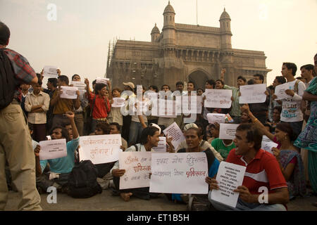 3. Dezember; Menschen in der Nähe von Gateway of India protestieren gegen Terroranschläge am 26. November 2008 in Bombay Mumbai Stockfoto