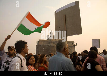 3. Dezember; Menschen in der Nähe von Gateway of India protestieren gegen Terroranschläge am 26. November 2008 in Bombay Mumbai Stockfoto