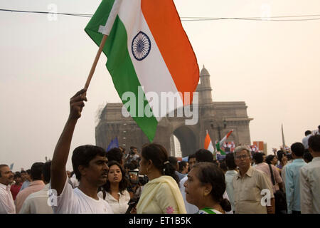 3. Dezember; Menschen in der Nähe von Gateway of India protestieren gegen Terroranschläge am 26. November 2008 in Bombay Mumbai Stockfoto