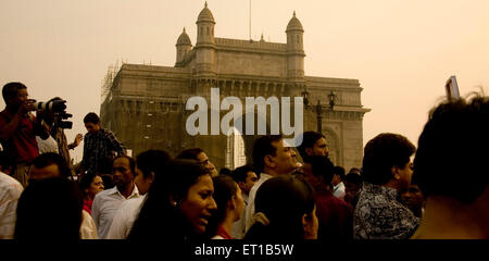 3. Dezember; Menschen in der Nähe von Gateway of India protestieren gegen Terroranschläge am 26. November 2008 in Bombay Mumbai Stockfoto