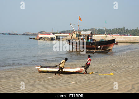 Angeln am Malvan Strand; Sindhudurg Bezirk; Maharashtra; Indien Stockfoto