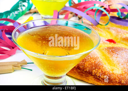 Nahaufnahme von zwei Gläser mit Champagner, einige Feuerwerkskörper und Luftschlangen und Coca de Sant Joan, eine typische süße Fladen aus Stockfoto