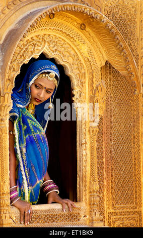 Rajasthani Dame im Erbe Fenster stehend; Jaisalmer; Rajasthan; Indien Herr #746B Stockfoto