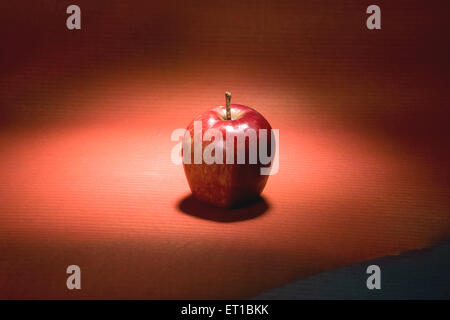 Früchte; Apfel auf rotem Grund Stockfoto
