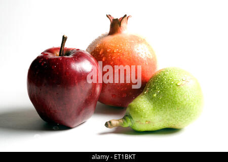 Früchte; Wassertropfen auf Apple; Granatapfel und Birne auf weißem Hintergrund Stockfoto