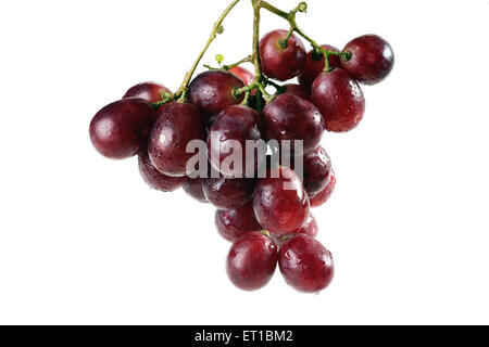 Wassertropfen auf einem Haufen von roten Trauben Obst auf weißem Hintergrund saf 168342 Stockfoto