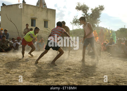 Männer spielen Kino im Dorf; Rajasthan; Indien NOMR Stockfoto