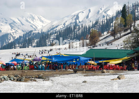 Open-Air-Restaurant, Schneeberge, Gulmarg, Jammu und Kaschmir, Gewerkschaftsgebiet, UT, Indien, Asien Stockfoto