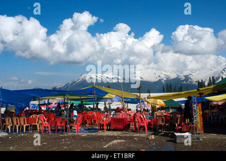 Open-Air-Restaurant und Schnee Berge Gulmarg Jammu und Kaschmir Indien Asien Stockfoto