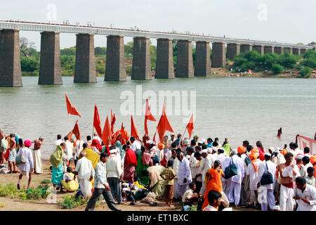 Varkari sammelte sich am Chandrabhaga Fluss anlässlich von Ashadhi Ekadashi in Pandharpur Stadt; Bezirk Solapur; Staat Maharashtra; Indien Stockfoto