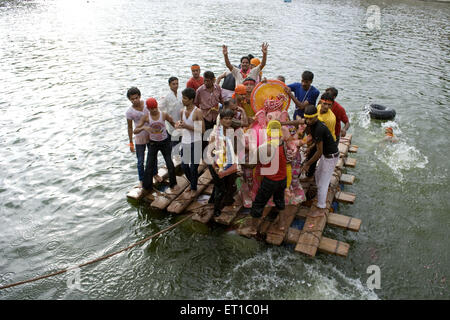 Freiwillige Ausübung Ganpati Bambus Rafting Visarjan Jodhpur Rajasthan Indien Asien Stockfoto