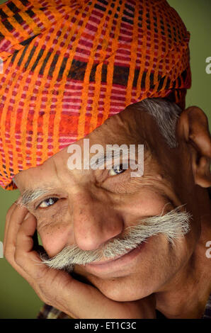 Indischer alter Mann lächelnd Jodhpur Rajasthan Indien Asien HERR#704 Stockfoto