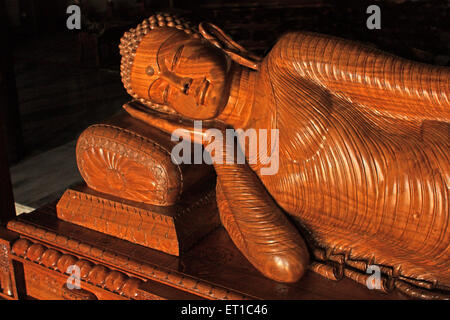 Hölzerne lord Buddha in japanischen Tempel; Sarnath; Uttar Pradesh; Indien Stockfoto