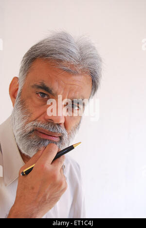 Porträt von Mann mittleren Alters denken; Jodhpur; Rajasthan; Indien Herr #704 Stockfoto