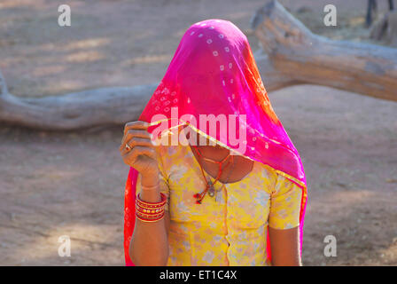 Rajasthani junge Frau im Schleier; Mathania; Jodhpur; Rajasthan; Indien Stockfoto