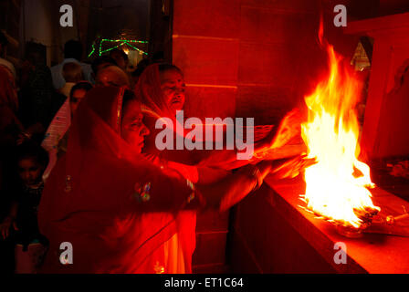 Heilige Feuerflamme im Tempel; Jodhpur; Rajasthan; Indien Stockfoto