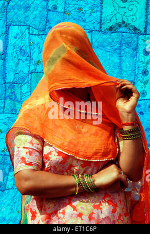 Rajasthani Frau ghunghat; Jaisalmer; Rajasthan; Indien; Asien; Asiatisch; Indisch Stockfoto