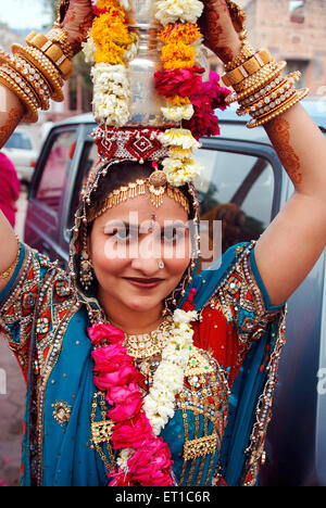 Rajasthani Marwari Frauen in traditioneller Kleidung und Schmuck mit Silber Lotiyan oder Kalash auf Kopf; anlässlich des Gangaur Stockfoto