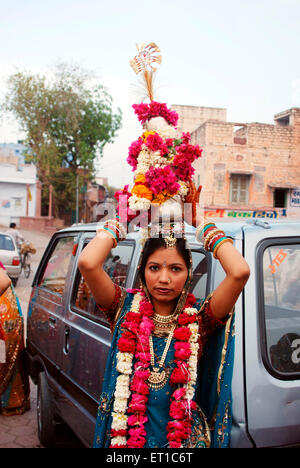 Rajasthani Marwari Frauen in traditioneller Kleidung und Schmuck mit Silber Lotiyan oder Kalash auf Kopf; anlässlich des Gangaur Stockfoto