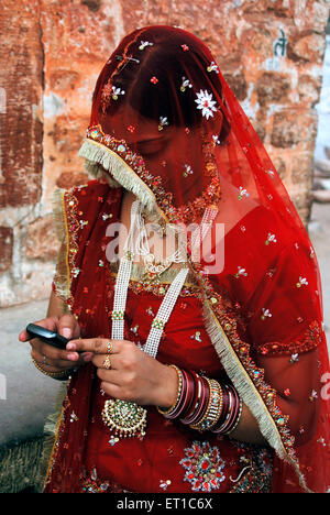 Rajasthani Marwari-Frau in traditioneller Kleidung hält mobile; Jodhpur; Rajasthan; Indien nicht Herr Stockfoto