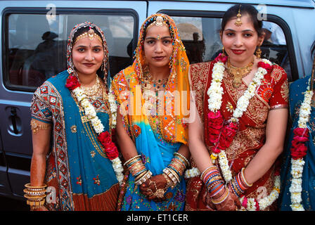 Drei Rajasthani Marwari Frauen in traditioneller Kleidung und Schmuck; Jodhpur; Rajasthan; Indien nicht Herr Stockfoto