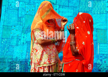 Zwei Rajasthani Frauen im ghunghat Schleier; Jaisalmer; Rajasthan; Indien Stockfoto