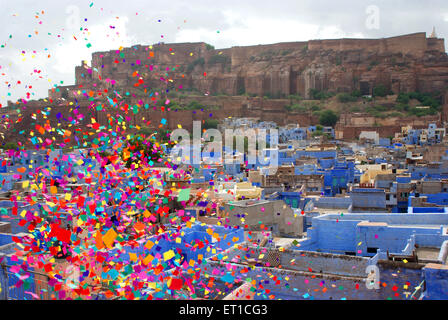 Mehrangarh Fort und blauen Häuser bunten Stücke von Papieren fliegen; Jodhpur; Rajasthan; Indien Stockfoto