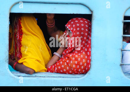 Landfrauen im Fenster der Zug ein Blick außerhalb; Jodhpur; Rajasthan; Indien Stockfoto