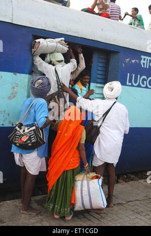 Pendler, die versuchen, Vorstand im Gepäck Wagen im Zug; Jodhpur; Rajasthan; Indien Stockfoto