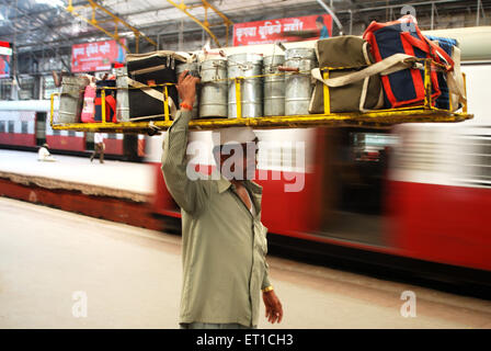 Dabbawala trägt Lunchboxen auf Kopf Churchgate Station Bombay Mumbai Maharashtra Indien Asien Stockfoto