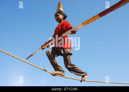 Mädchen acrobat Balancieren auf Strick, Jaisalmer, Rajasthan, Indien - Shi 170812 Stockfoto