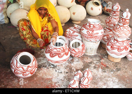 Potter Frau malt auf irdenen Krug Jodhpur Rajasthan Indien Stockfoto