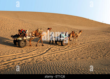 Touristen auf Safari Kamel Wagen; Khuhri; Jaisalmer; Rajasthan; Indien Stockfoto