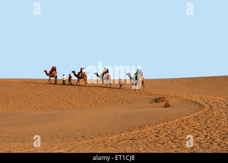 Touristen auf Kamelsafari; Khuhri; Jaisalmer; Rajasthan; Indien Stockfoto