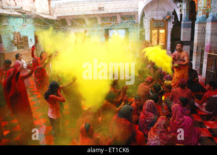 Priester spielen Holi mit Anhängern in Bande Shyamji Tempel; Jodhpur; Rajasthan; Indien Stockfoto