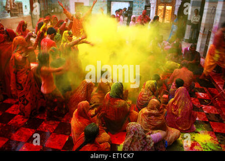 Priester spielen Holi mit Anhängern in Bande Shyamji Tempel; Jodhpur; Rajasthan; Indien Stockfoto