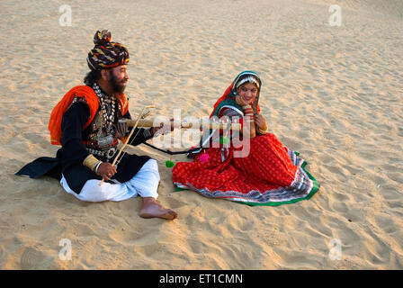 Rajasthani Folk-Sänger; Khuhri; Jaisalmer; Rajasthan; Indien Herr #704F Herr # 704 Stockfoto