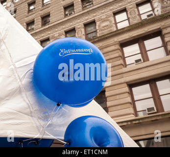 Donut geformte Ballons im Flatiron Plaza in New York für die Feier der Donut Nationalfeiertag am Freitag, 5. Juni 2015. Unterstützt durch die Entenmann, der Bäcker gab 40.000 Schokoladen Donuts und $30.000 an die Heilsarmee gespendet. Donut Nationalfeiertag, dem ersten Freitag im Juni, entstand 1938 durch die Heilsarmee zu Ehren der "Donut Mädels", die Leckereien verabreicht und Trost für Soldaten während WW1. Der Entenmann ist ein Geschäftsbereich der Bimbo Bäckereien USA. (© Richard B. Levine) Stockfoto