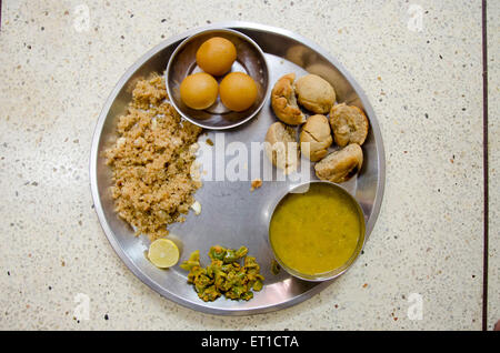 Indische Rajasthani Küche essen pakwan dal Bati churma Mirchi Gulab Jamun in Jodhpur, Rajasthan Indien Asien Stockfoto