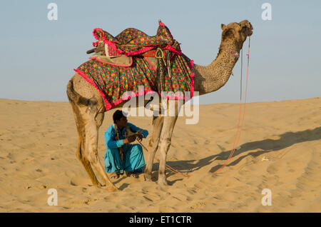 Kamel und Mann auf Sanddüne Thar Wüste Sam Jaisalmer aus Rajasthan Indien Stockfoto