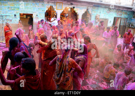 Menschen spielen mit Gulal auf Holi Festival, Ghanshyam Mandir, Ghanshyam ji Tempel, Gangshyam Ji Ka Mandir, Jodhpur, Rajasthan, Indien, Asien Stockfoto