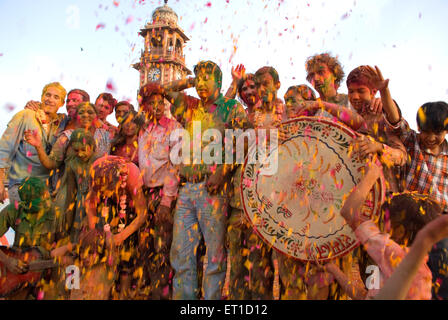 Menschen, die mit Farben spielen, Holi-Festival; Jodhpur; Rajasthan; Indien Stockfoto