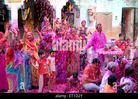 Leute spielen mit gulal auf Holi Festival am Ghanshyam-Ji-Tempel; Jodhpur; Rajasthan; Indien NOMR Stockfoto