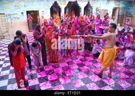 Leute spielen mit gulal auf Holi Festival am Ghanshyam-Ji-Tempel; Jodhpur; Rajasthan; Indien NOMR Stockfoto