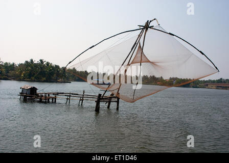 Chinesen net in Ashtamudi Fluss; Kollam; Alleppey; Kerala; Indien Stockfoto